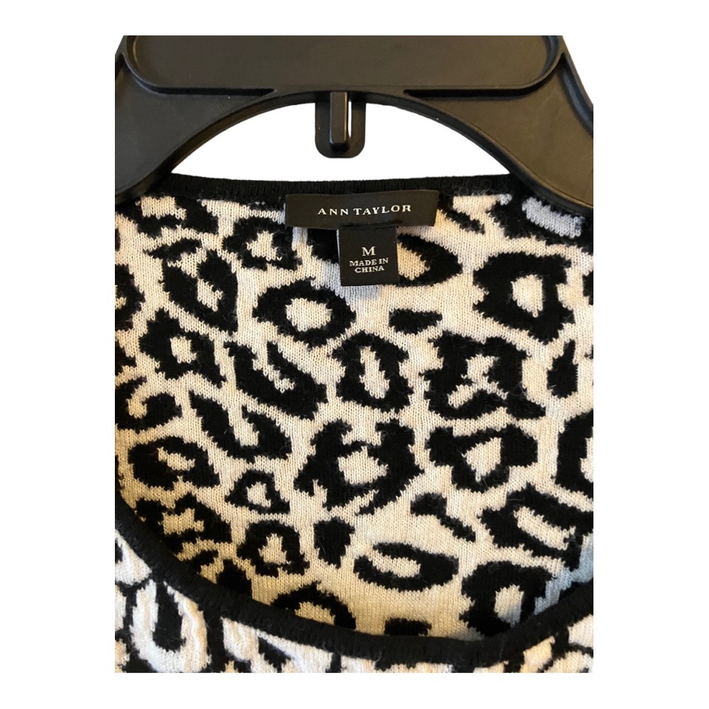 Ann Taylor Black White Leopard Print Sweater Size M Pre-Owned Good condition. - Picture 3 of 3